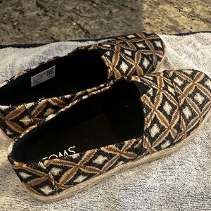 Tom’s shoes. Size 6.